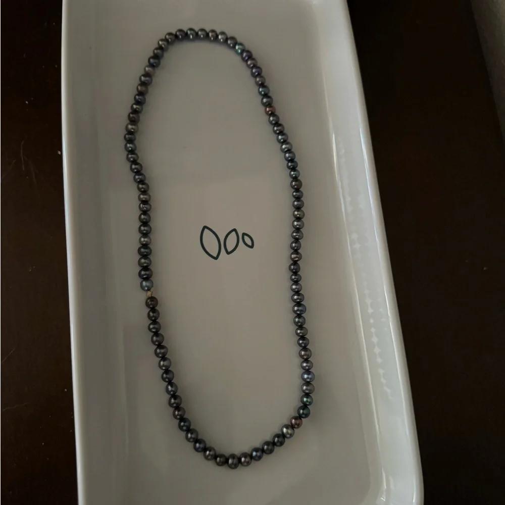 Black pearl necklace -faux - Picture 2 of 3